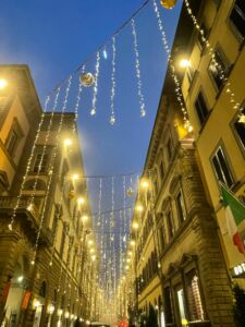 Via Tornabuoni si illumina per Natale